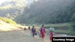 ဘူးသီးတောင်မြို့နယ် အနီးတွင် ဖြစ်ပွားခဲ့သော တိုက်ပွဲများကြောင့် တိမ်းရှောင်ထွက်ပြေးလာခဲ့ကြသော စစ်ရှောင်များ (သတင်းဓာတ်ပုံ-Rakhine Ethnics Congress)