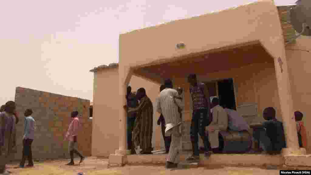 Wasu mayakan Boko Haram da suka tuba a cikin gidan da suke a Diffa, Nijar, ranar 17 ga watan Afirilu 2017 (VOA/Nicolas Pinault)