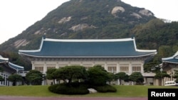 북한 인민군 최고사령부는 미한 연합훈련에 대응한 선제적 작전 수행에 돌입했다며, 1차타격 대상은 한국 청와대와 ‘반동 통치기관들’이라고 지목했다. 한국 청와대 건물. (자료사진)
