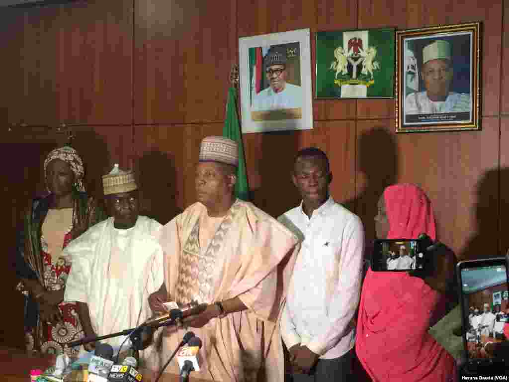 Izreal Zakari Galadima Wanda Ya Samu Makin JAMB Mafi Girma Tare Da Gwamnan Jihar Borno