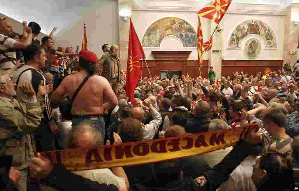 Masu zanga zanga sun shiga Ofishin 'yan Majalisa dake Skopje, Macedonia ranar 27 ga watan Afrilu shekarar 2017.