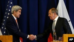 Menteri Luar Negeri AS John Kerry (kiri) dan mitranya dari Rusia Sergei Lavrov berjabat tangan dalam konferensi pers gabungan di Jenewa, Swiss (9/9).