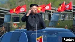 Arhova - Severnokorejski lider, Kim Džong Un, tokom inspekcije artiljeriskih lansera pred vojnu vežbu povodom 85. godišnjice osivanja Korejske narodne armije (KPA), 25. aprila 2017.