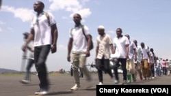 Ba ex-combattants ya M23 na bozongi na bango kowuta Ouganda na aéroport ya Goma, Nord-Kivu, le 26 février 2019. (VOA/Charly Kasereka)