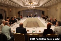 Gazeteci Abdülkadir Selvi’nin, "Öcalan’ın yeğeni DEM Parti Şanlıurfa Milletvekili Ömer Öcalan’ın İmralı’ya gidebileceği" iddiasını teyit etmeyen Tülay Hatimoğulları özellikle CHP’nin sürecin içinde olmasını çok önemsediklerine dikkat çekti.