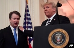Predsednik Donald Tramp, desno, stoji pored sudije Vrhovnog suda Breta KAvanoa, levo, pre svečanog polaganja zakletve u Beloj kući u Vašingtonu, 8. oktobra 2018.