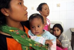Sejumlah anak dan ibunya ketika mendapat perawatan di RS Adam Malik Medan, 2 Agustus 2006, sebagai ilustrasi. (Foto: Reuters/Tarmizy Harva)