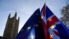 Zastave Britanije i Evropske unije u blizini zgrade parlamenta