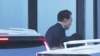 ประธานาธิบดียูน ซุก ยอล แห่งเกาหลีใต้ ผู้ถูกถอดถอนจากตำแหน่ง เดินทางไปที่อาคารของ Corruption Investigation Office for High-ranking Officials (CIO) ในกวาชอน 15 ม.ค. 2025 (Photo by YONHAP / AFP)
