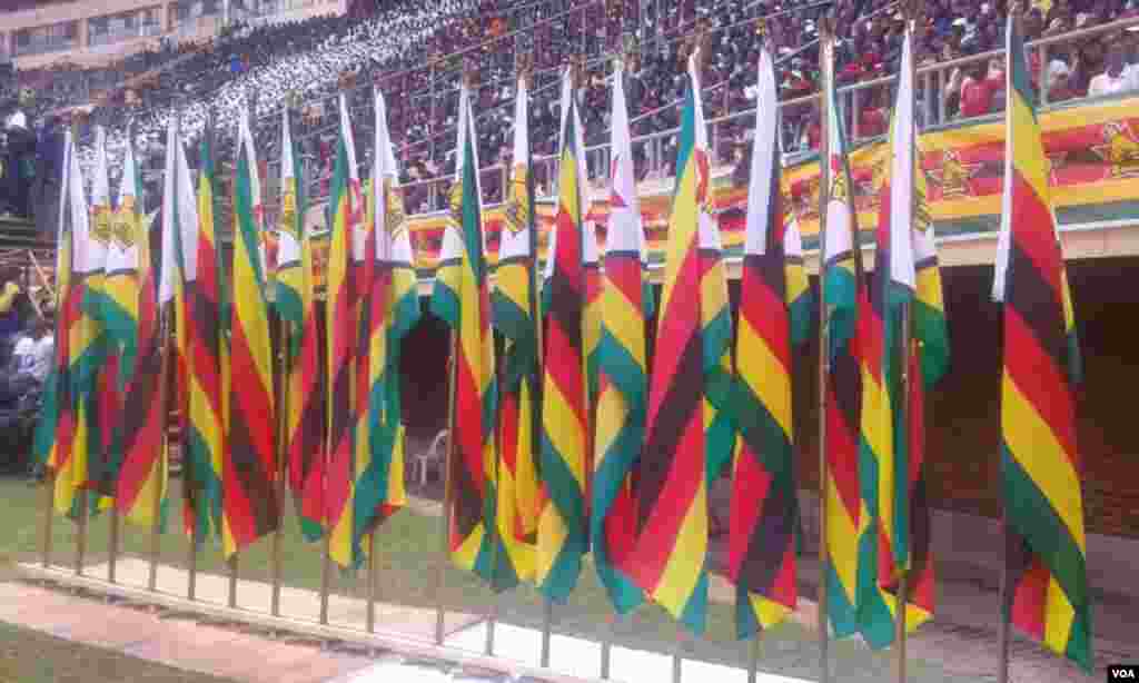 Jerin tutocin kasar Zimbabwe a lokacin bikin cikar kasar shekaru 37 da samun 'yancin kai a Harare