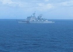 Foto BAKAMLA menunjukkan kapal Cost Guard China berlayar di Laut Natuna Utara. (Foto: AP)