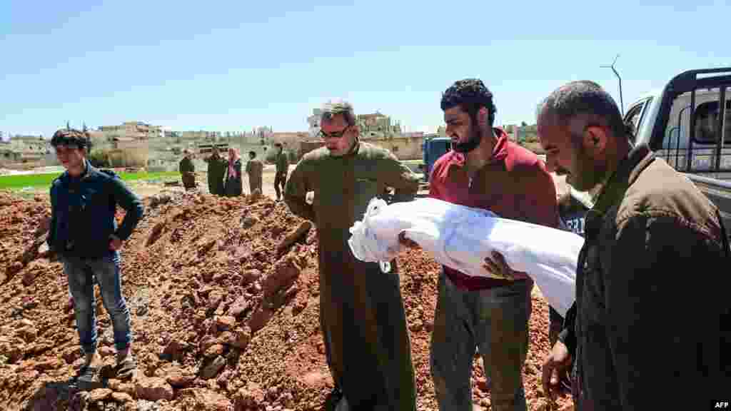 &#39;Yan Syria suna jana&#39;izar wadanda suka rasu sanadiyar harin iskar gas da aka kai a Idlib na Syria