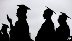 Para wisudawan berbaris sebelum acara wisuda Bergen Community College dimulai di Stadion MetLife di East Rutherford, New Jersey, pada 17 Mei 2018. (Foto: AP/Seth Wenig)