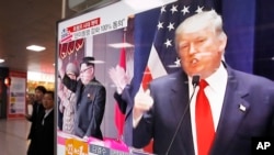지난달 10일 한국 서울역에 설치된 TV 뉴스 화면에 도널드 트럼프 미 대통령 당선인(오른쪽)과 김정은 북한 국무위원장의 사진이 나란히 나오고 있다.