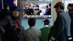 김정은 북한 국방위원회 제1위원장이 핵무기 연구 부문 과학자, 기술자들을 만나 핵무기 병기화 사업을 지도하는 모습을 9일 조선중앙통신이 보도했다. 9일 서울역에서 한국 시민들이 이에 관한 TV 뉴스 보도를 시청하고 있다.