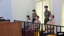 ဒေါ်အောင်ဆန်းစုကြည်၊ သမ္မတဦးဝင်းမြင့်၊ နေပြည်တော်ကောင်စီဥက္ကဋ္ဌ ဒေါက်တာမျိုးအောင် (ယခင်ပုံဟောင်း။ မေ ၂၄၊ ၂၀၂၁)