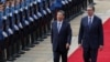 Kineski predsednik Ši Đinping i predsednik Srbije Aleksandar Vučić na specijalnom dočeku ispred Palate "Srbija" u Beogradu (Foto: Reuters/Marko Đurica)