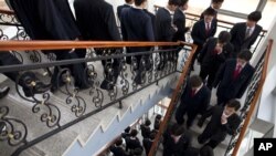 지난 2011년 북한 평양과기대 학생들이 강의가 끝난 후 계단을 내려가고 있다. (자료사진)