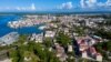Pointe-a-Pitre, kapital zile Guadeloupe, apre manifestasyon vyolan ki pete akoz pwotokol COVID-19 yo, 22 Nov. 2021.