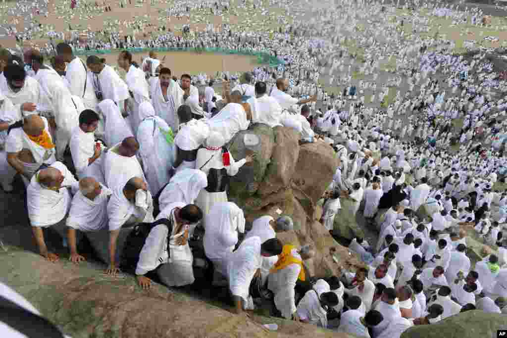 حج دنیا کے بڑے مذہبی اجتماعات میں سے ایک ہے۔ یہ اسلام کا پانچواں رکن ہے اور حج کی استطاعت رکھنے والے ہر مسلمان پر فرض ہے۔