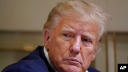 Архівне фото: колишній президент США Дональд Трамп під час спілкування з пресою в березні 2023 року