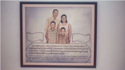 រូបគំនូរ​តំណាង​គ្រួសារ​របស់អ្នកស្រី​ រស់​ សុភាព​ ជាកាដូ​ពីក្រុម​បុគ្គលិក​នៃ​អង្គការ​យេន​ឌ័រ​ និងអភិវឌ្ឍន៍ដើម្បី​កម្ពុជា​ ​តាំងនៅគេហ​ដ្ឋាន​របស់​អ្នកស្រី​។ (ខាន់ សុគុំមនោ​/វីអូអេ)