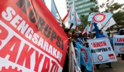 Warga melakukan aksi unjuk rasa untuk mendukung KPK dalam protes anti korupsi di Jakarta. (Foto: Reuters).