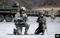 Arhiva - Američki i južnokorejski vojnik zauzimaju pozicije tokom vojne vežbe Južne Koreje i Sjedinjenih Država u Poćenu, severno od Seula, Južna koreja, 25. marta 2015.