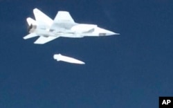 Na ovom delu video snimka koji je objavila RU-RTR ruska televizija preko AP televizije 1. marta 2018, ruski MiG-31 lansira novu Kinzhal hipersoničnu raketu tokom probe na nedefinisanoj lokaciji u Rusiji.