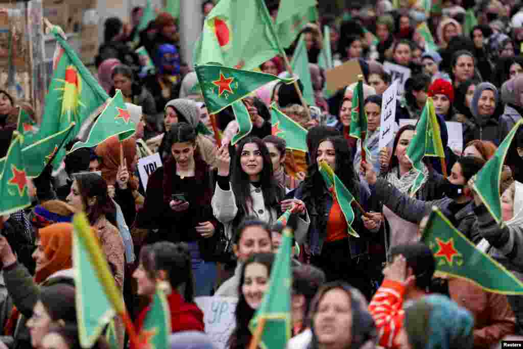 شام کے شمال مشرقی شہر قامشلی میں خواتین ایک بڑے مظاہرے میں مساوی حقوق کے لیے ریلی میں شریک ہیں۔ 23 دسمبر 2024 