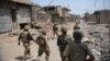 Tentara Pakistan berpatroli dalam operasi militer melawan Taliban di Kota Miranshah, Utara Waziristan, 9 Juli 2014. 