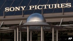Para peretas menarget Sony Pictures dan mengganggu jaringan permainan dunia maya PlayStation tahun lalu. AS bergulat atasi meningkatnya ancaman kejahatan di dunia maya ini. (AP) 