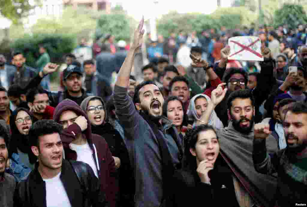 دہلی کی جامعہ ملیہ اسلامیہ میں اتوار کو بڑے پیمانے پر احتجاج ہوا جو بعد میں بڑھتے بڑھتے دوسری جامعات تک پھیل گیا۔ 