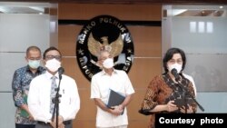 Menkeu Sri Mulyani Indrawati dan Menko Polhukam Mahfud MD (kiri) dalam Konferensi Pers di Kantor Kemenko Polhukam, Kamis (23/12). (foto courtesy: Kemenkeu RI)