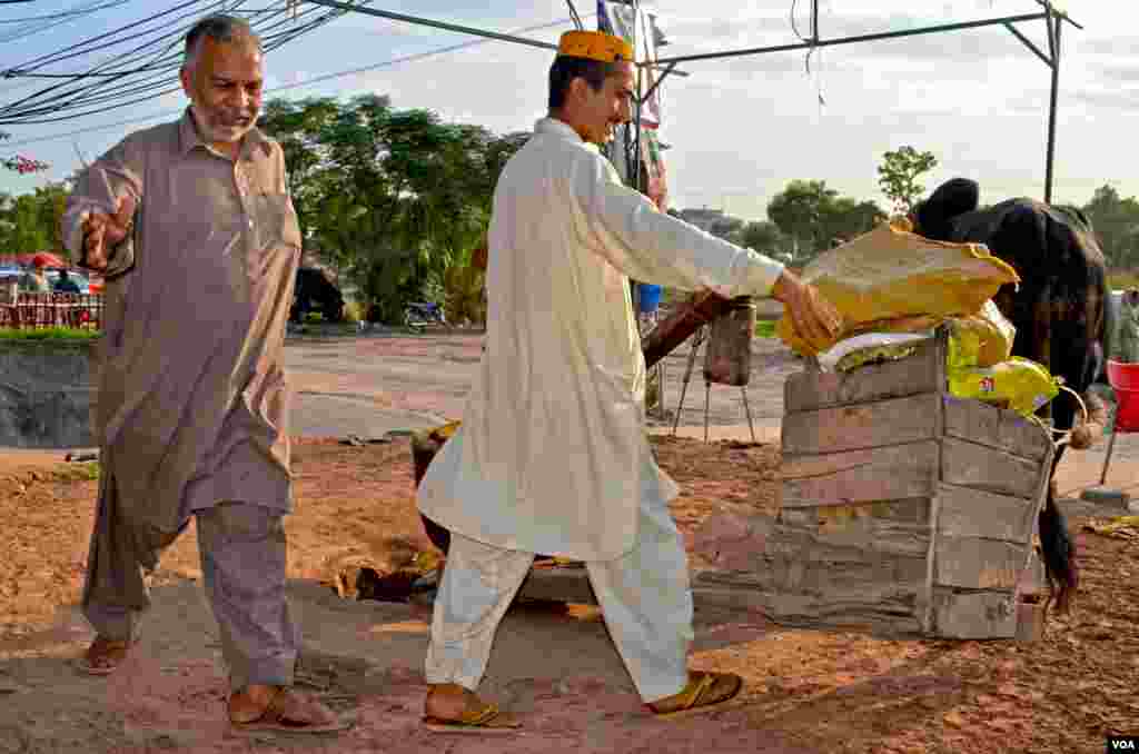 اسلام آباد کے رہائشی 54 سالہ طاہر تنویر کی نظر میں یہ صرف کاروبار ہی نہیں ثقافت سے جڑے رہنے کا ذریعہ بھی ہے۔