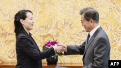 김정은 북한 국무위원장의 특사 자격으로 한국을 방문한 김여정(왼쪽) 노동당 중앙위원회 제1부부장이 10일 청와대에서 문재인 대통령과 악수하고 있다.