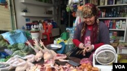 អ្នកស្រី សាន់ វ៉ាន់នី អាជីវករលក់សាច់មាន់នៅផ្សារច្រាំងចំរេះ ខណ្ឌឫស្សីកែវ រាជធានីភ្នំពេញ ខែមីនា ឆ្នាំ២០២០។ (Ananth Baliga/VOA)
