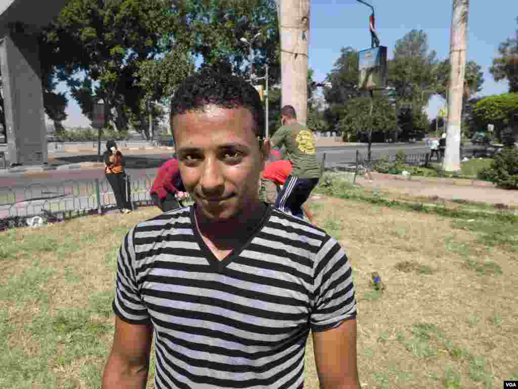 Ahmed Hefny, 26, is an engineer who hangs out in the suburbs during the weekends but lives in a generally poor urban area near the Pyramids. He says “I’m not from Maadi, I’m from South Giza, but we don’t have sports clubs and I can’t afford going to one