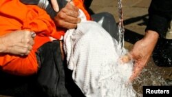 یکی از شیوه های شکنجه استفاده از آب است