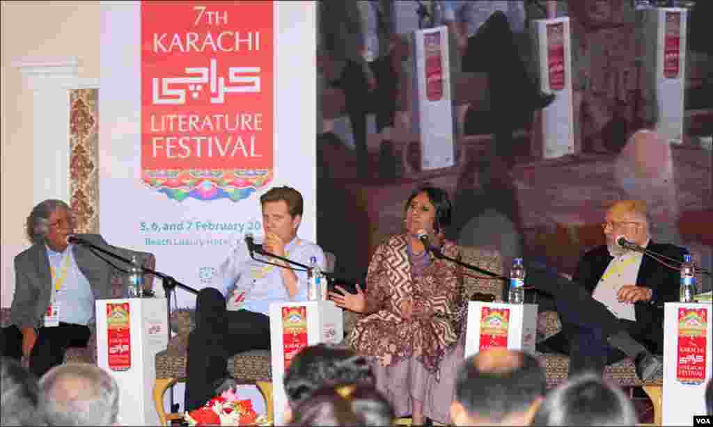 ایک سیشن میں برکھا دت کے ساتھ پاکستان کے سینئر صحافی غازی صلاح الدین، فرانسیسی صحافی اولیویئر ترک اور فرحان بخاری 