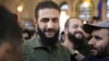 Para pendukung menyambut pemimpin kelompok Islamis Hayat Tahrir al-Sham (HTS) Suriah yang memimpin serangan merebut Damaskus dari kendali pemerintah, Abu Mohammed al-Jolani (tengah), 8 Desember 2024. (Foto: AFP)