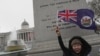 Seorang aktivis Hong Kong berpartisipasi dalam aksi protes menentang Undang-undang Keamanan Nasional Hong Kong, di London, pada 23 Maret 2024. (Foto: AP/Kin Cheung)