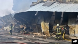 АРХИВА - Пожарникарите го изгаснаа пожарот по рускиот напад со дрон кој погоди магацини во Одеса, Украина, 11 март 2025 година.