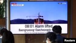 Orang-orang menonton TV yang menyiarkan laporan berita tentang Korea Utara yang menembakkan satelit luar angkasa ke selatan, di Seoul, Korea Selatan, 31 Mei 2023. (Foto: REUTERS/Kim Hong-Ji)