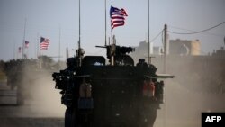 Arhiva - Na ovoj fotografiji objavljenoj 5. marta 2017. vidi se konvoj američkih oklopnih vozila kako prolazi u blizini sela Jalanli, na zapadnim obodima grada Manbija, na northern Syrian town of Manbij. 