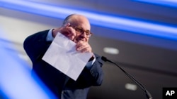 Rudi Đulijani, advokat predsednika Trampa, simuilira cepanje papira dok govori o iranskom nuklearnom sporazumu na Konvenciji o iranskoj slobodi, ljudskim pravima i demokratiji u Grand Hajatu, 5. maja 2018, u Vašingtonu.