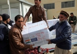 افغان حکام کرونا سے بچاؤ کی ویکسین ایسٹرزینکا کی پانچ لاکھ خوراکوں کی پہلی کھیپ وصول کر رہے ہیں۔