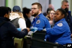 Agenti za bezbednost saobraćaja rade na kontrolnom punktu na međunarodnom aerodromu Logan, u Bostonu, 5. januara 2019.
