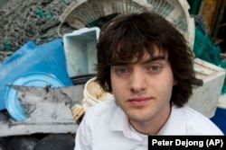 Pereka cipta asal Belanda, Boyan Slat, di depan tumpukan sampah sebelum menghadiri konferensi pers di Utrecht, Belanda, 2017.