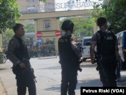 Polisi melakukan penjagaan ketat di salah satu akses menuju Mapolrestabes Surabaya pasca serangan bom bunuh diri. (VOA/Petrus)